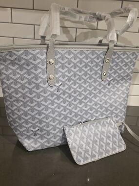 Light Gray Patterned Tote with Wristlet